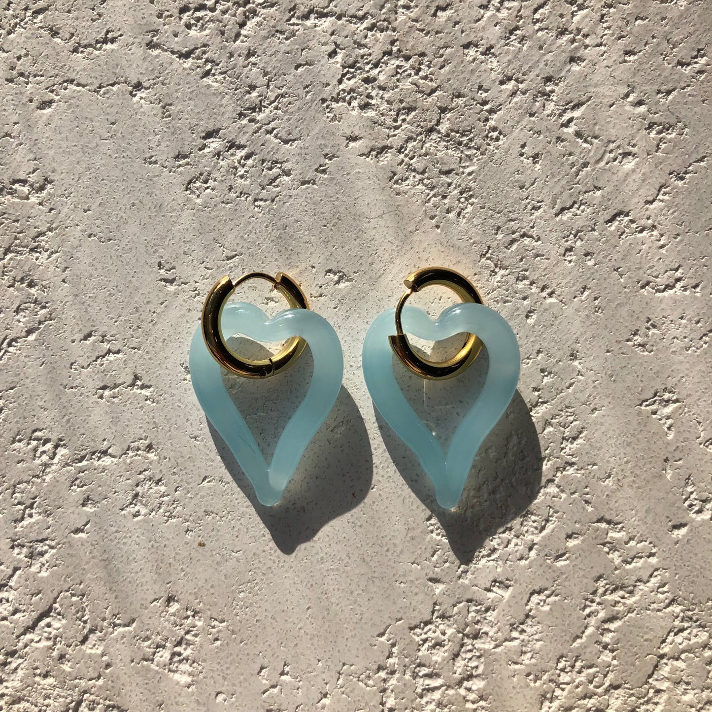 SANDRA ALEXANDRA HEART OF GLASS EARRINGS CLOUDY BLUE