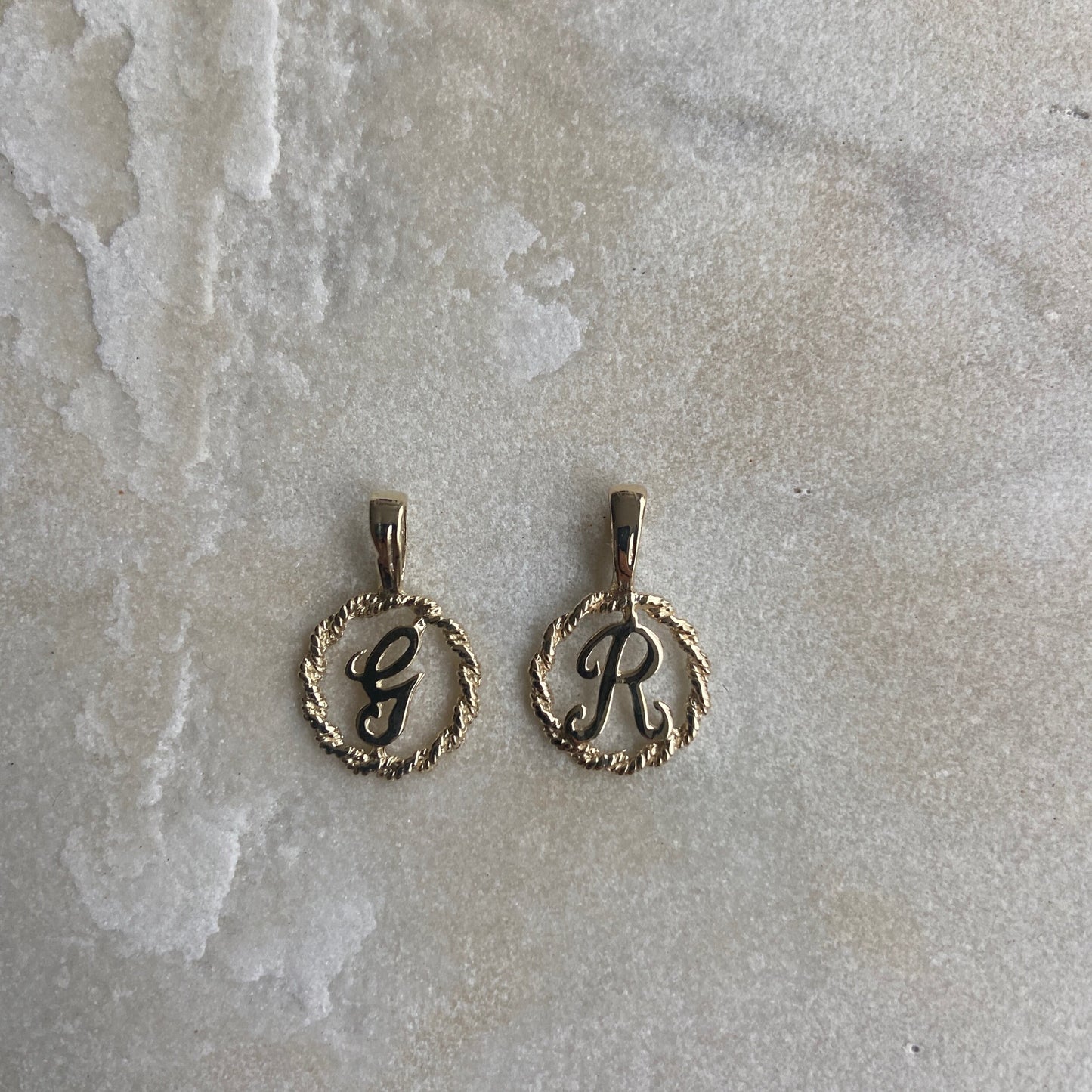 AURUM.Ldn 9ct ROUND INITIAL PENDANT