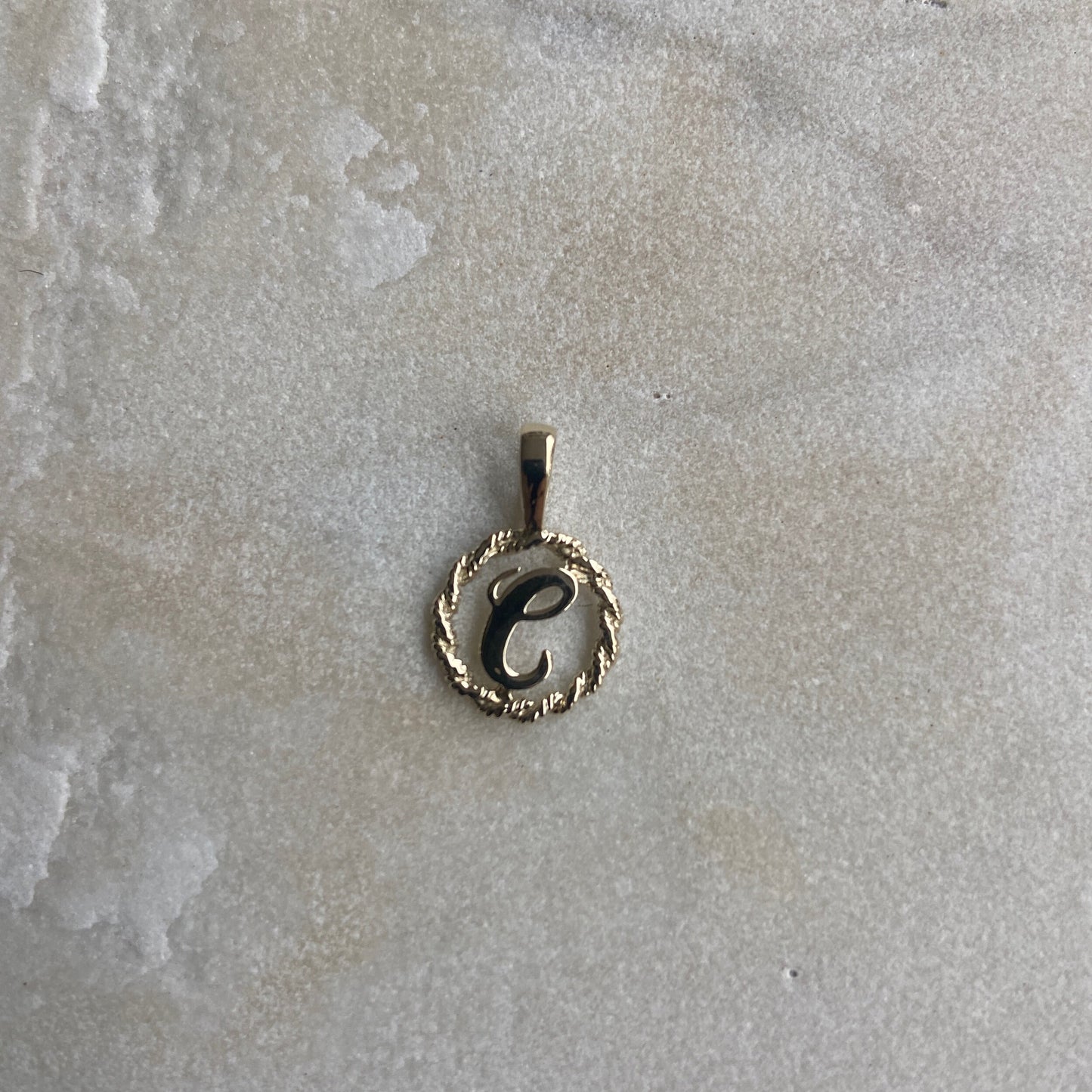AURUM.Ldn 9ct ROUND INITIAL PENDANT