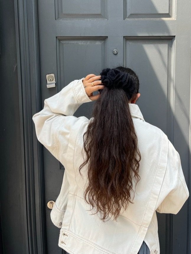 KNOTTS MOHAIR LACE SCRUNCHIE BLACK