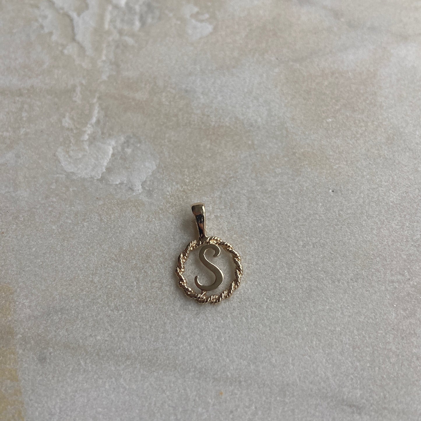 AURUM.Ldn 9ct ROUND INITIAL PENDANT