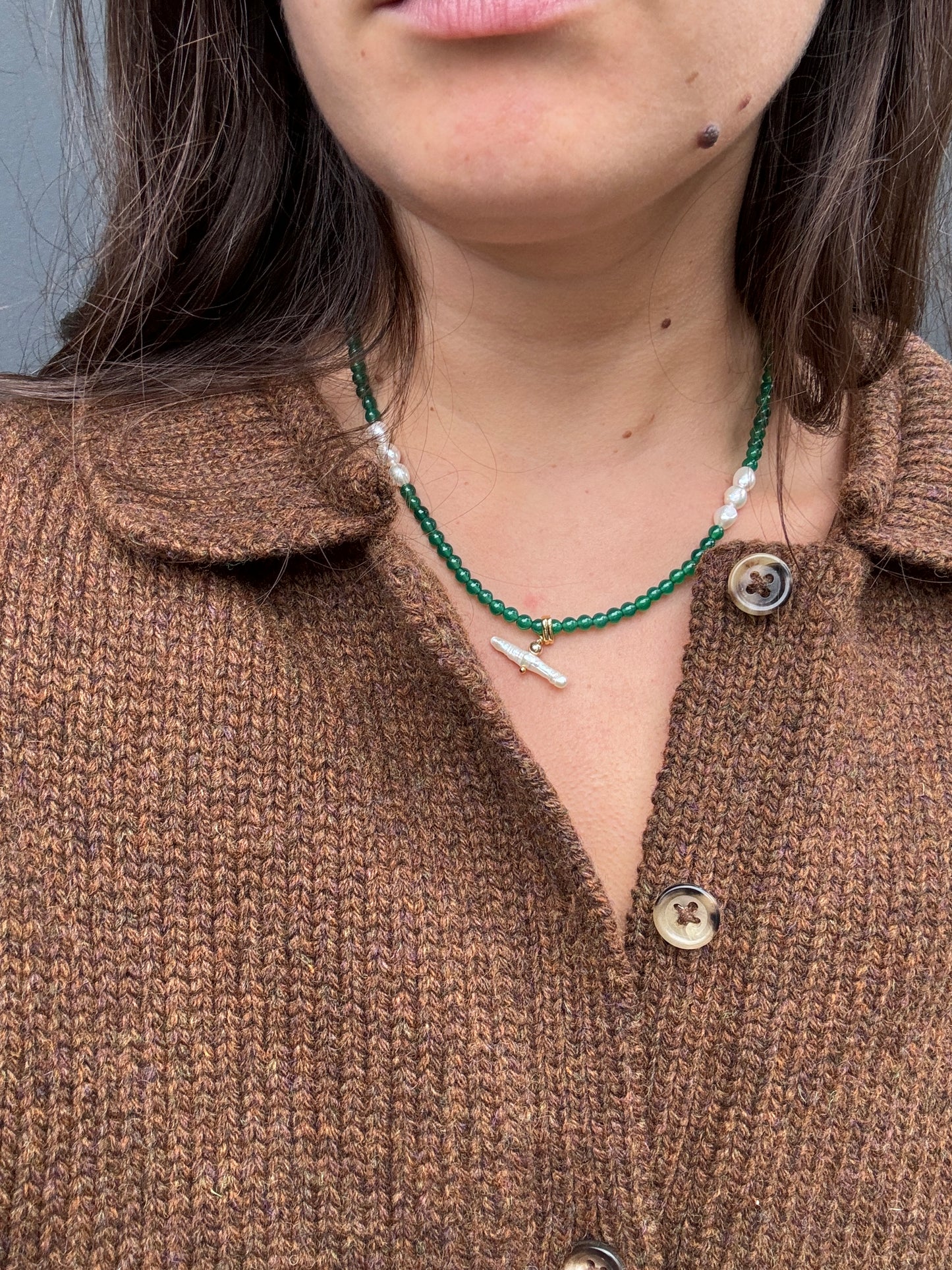 SANDRA ALEXANDRA PEARL T BAR AND OLIVE JADE STONE NECKLACE