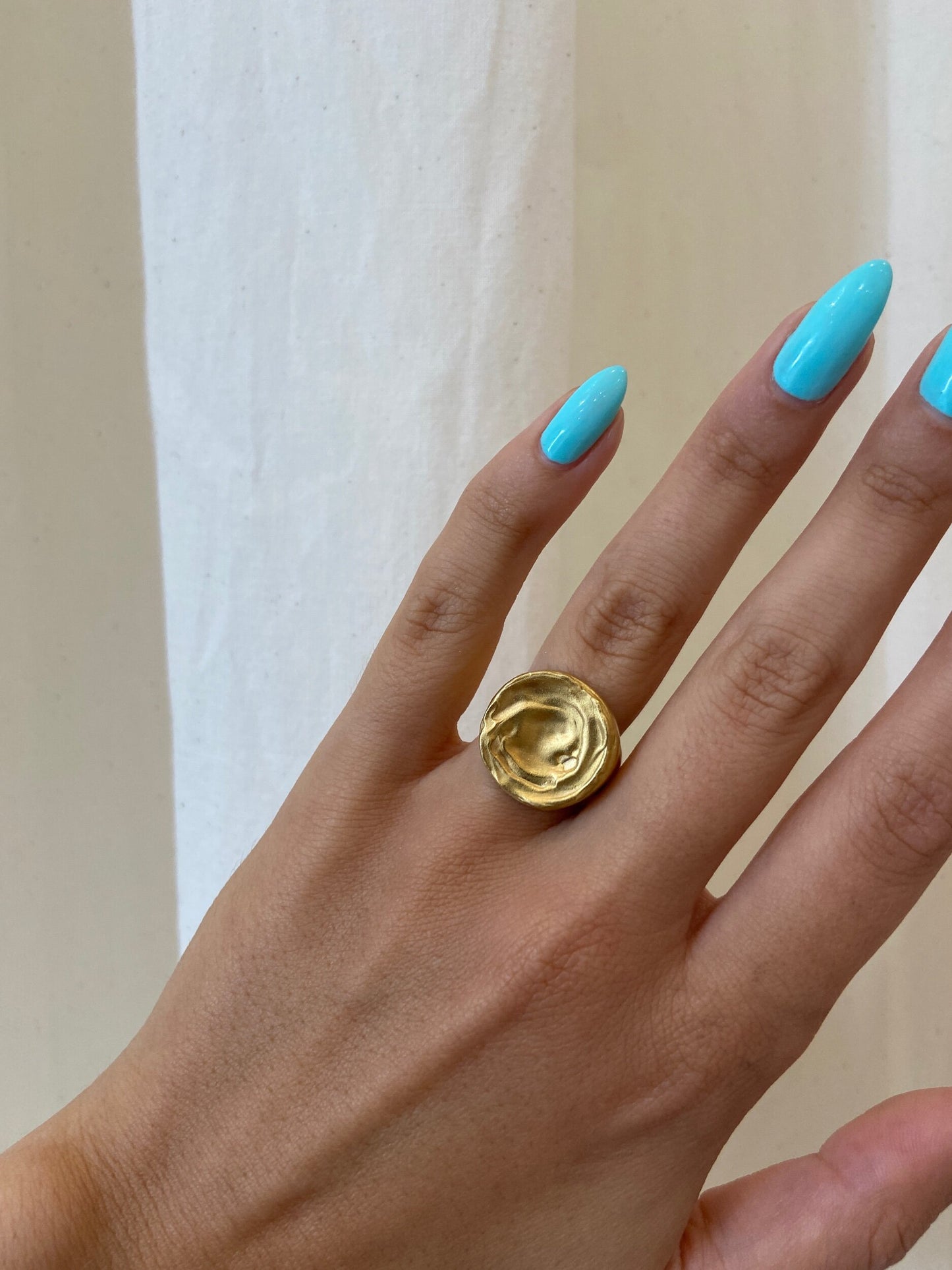 CAROLINA DE BARROS AREIA ROUND SIGNET RING GOLD