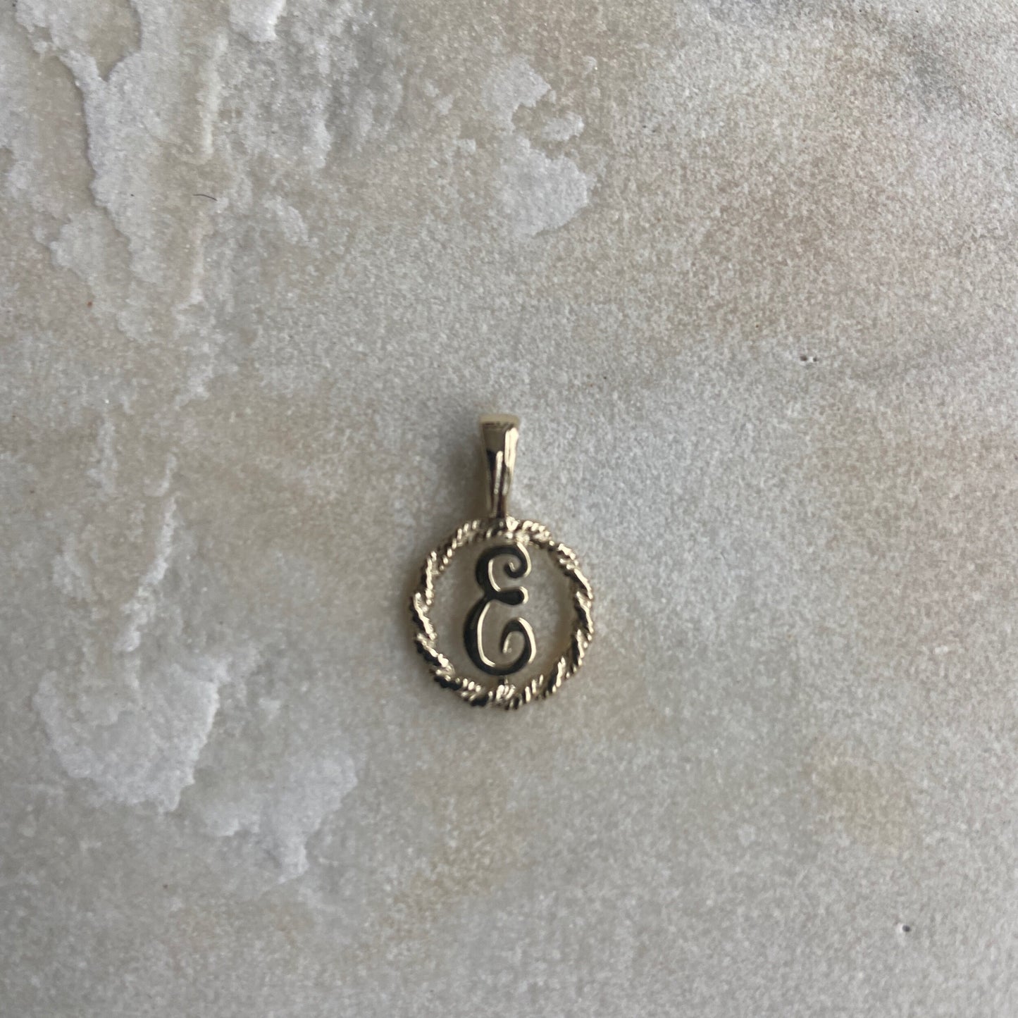 AURUM.Ldn 9ct ROUND INITIAL PENDANT