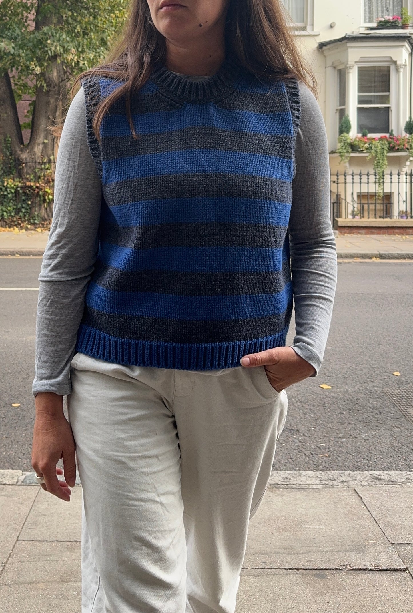YETTON ROUND NECK VEST BLUE AND CHARCOAL