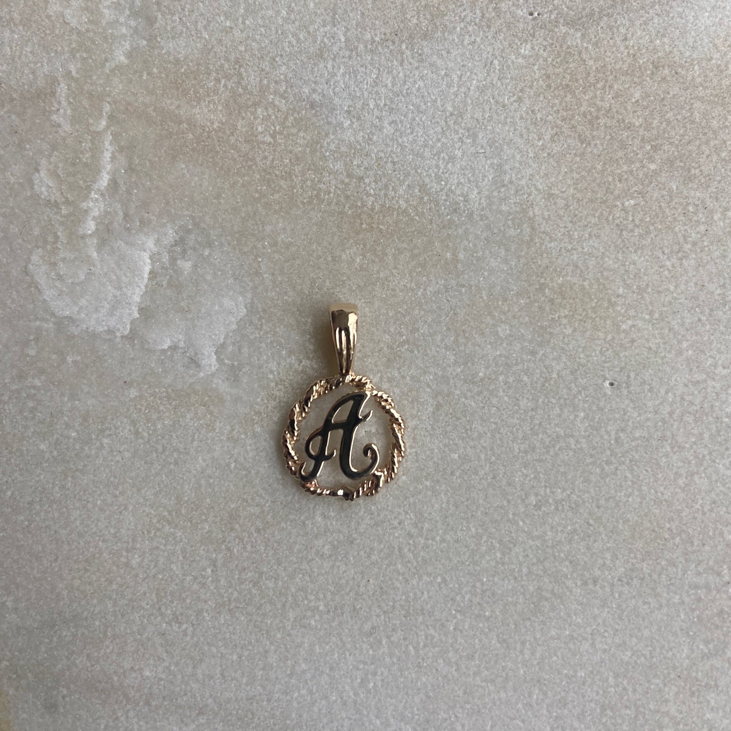 AURUM.Ldn 9ct ROUND INITIAL PENDANT