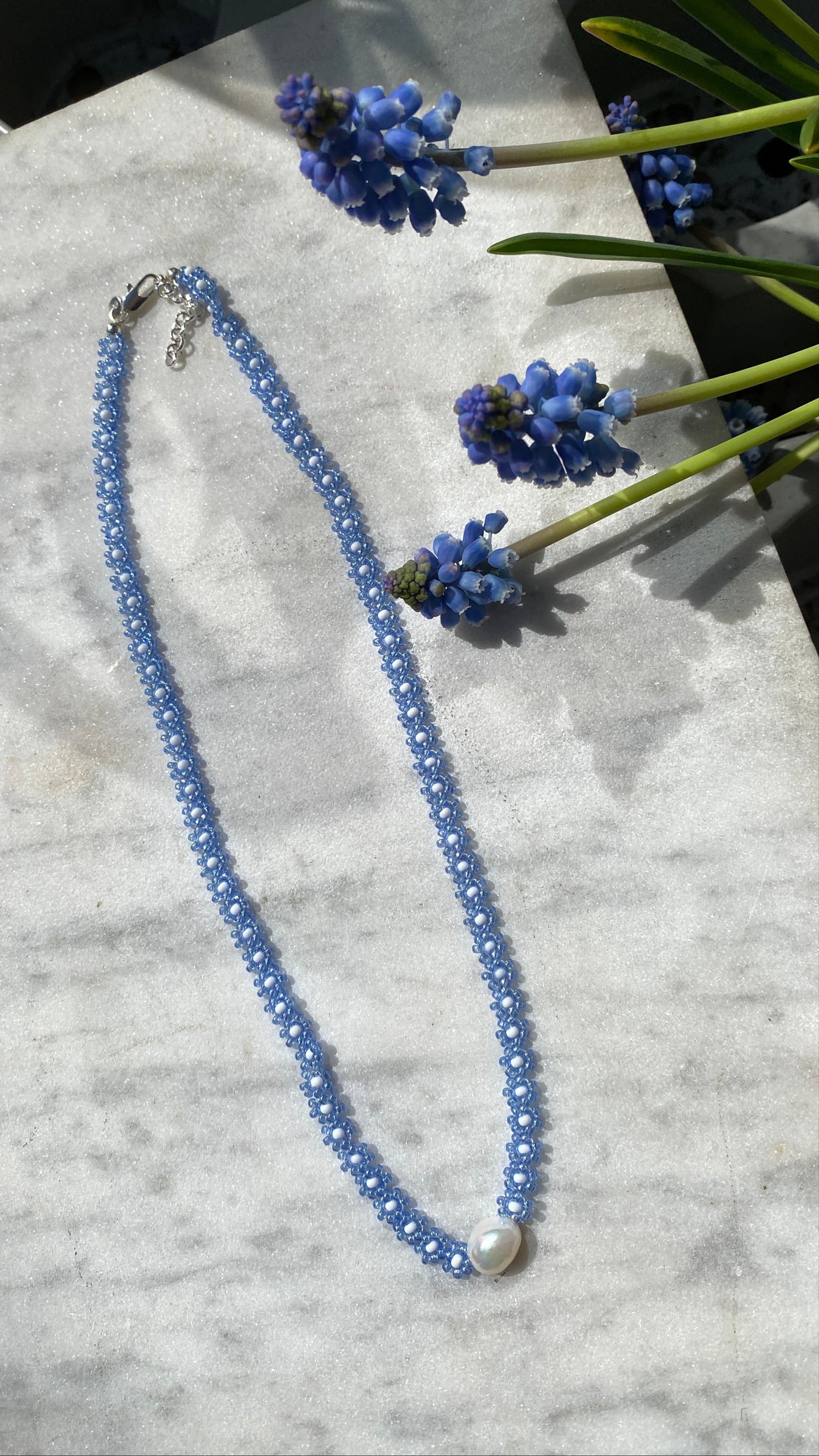YONA KOHEN DAISY CHAIN NECKLACE IN BLUE PEARL