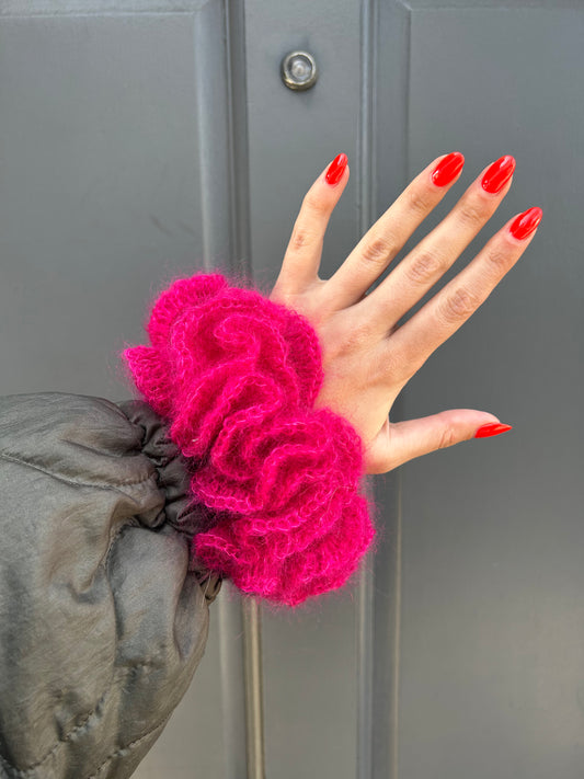 KNOTTS MOHAIR SCRUNCHIE FUCHSIA
