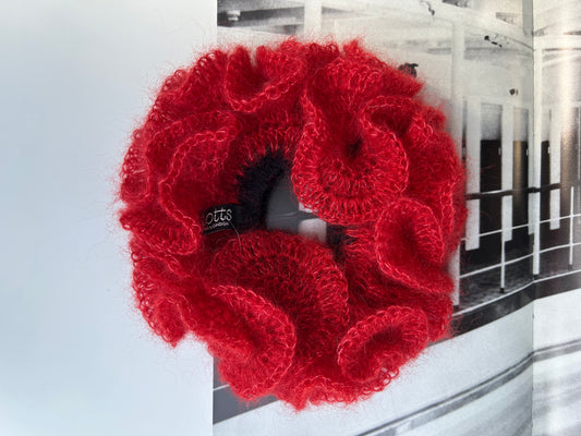 KNOTTS MOHAIR SCRUNCHIE RED