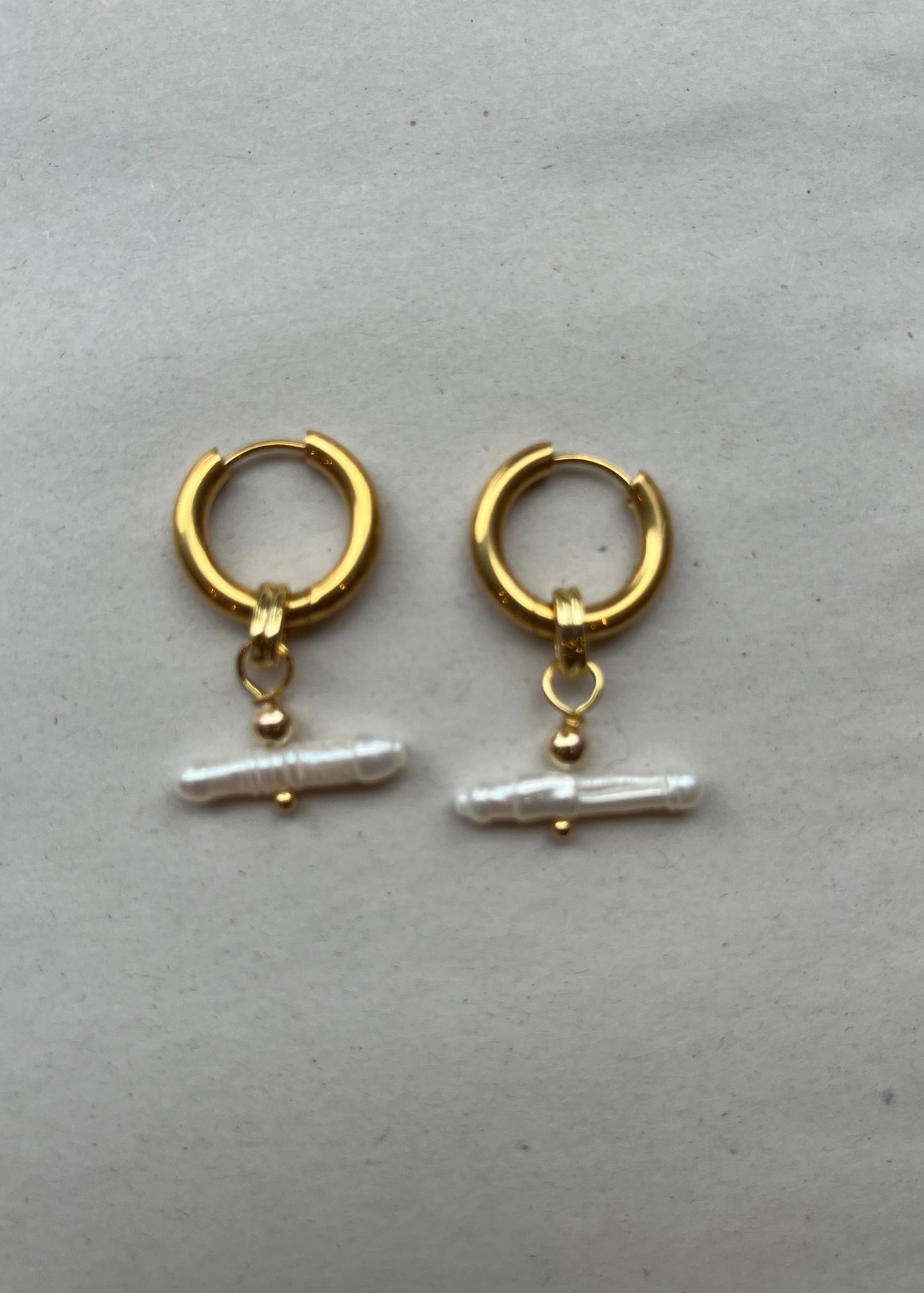 SANDRA ALEXANDRA PEARL T-BAR EARRING