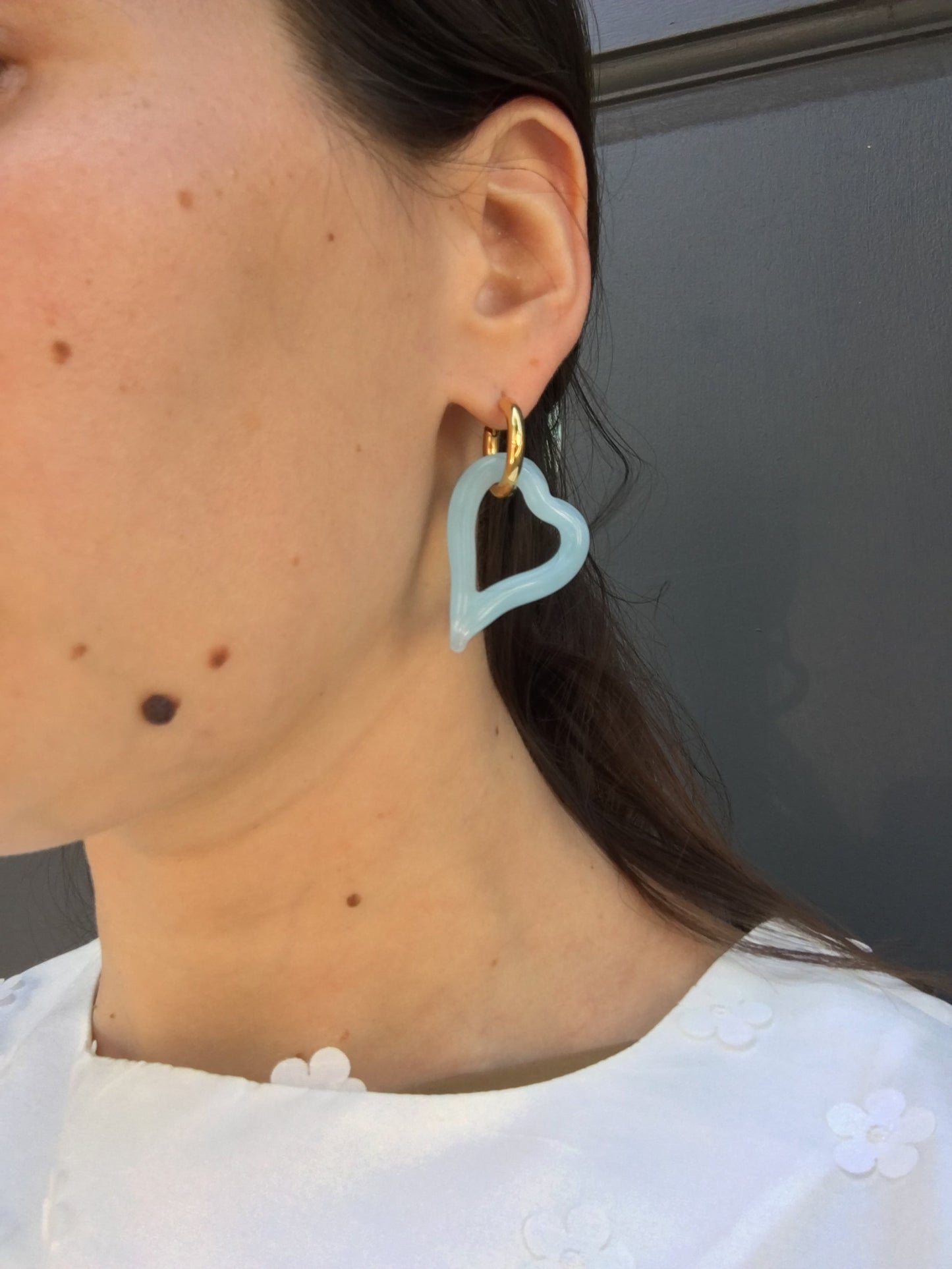 SANDRA ALEXANDRA HEART OF GLASS EARRINGS CLOUDY BLUE