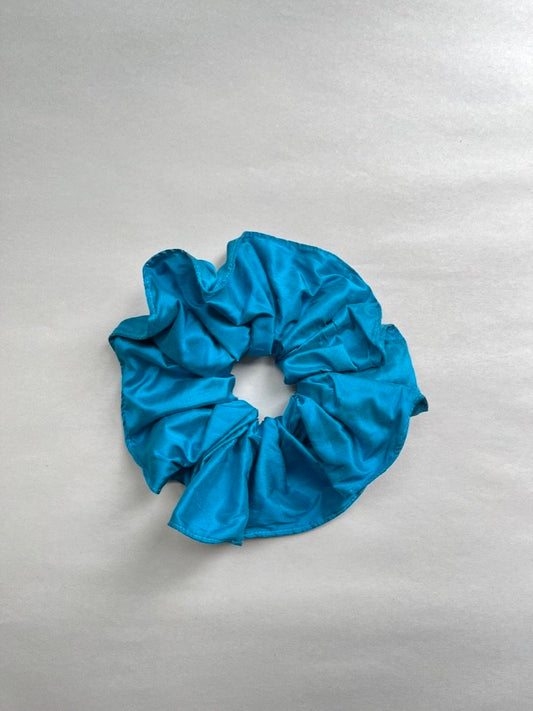 BIG SILK SCRUNCHIE BLUE