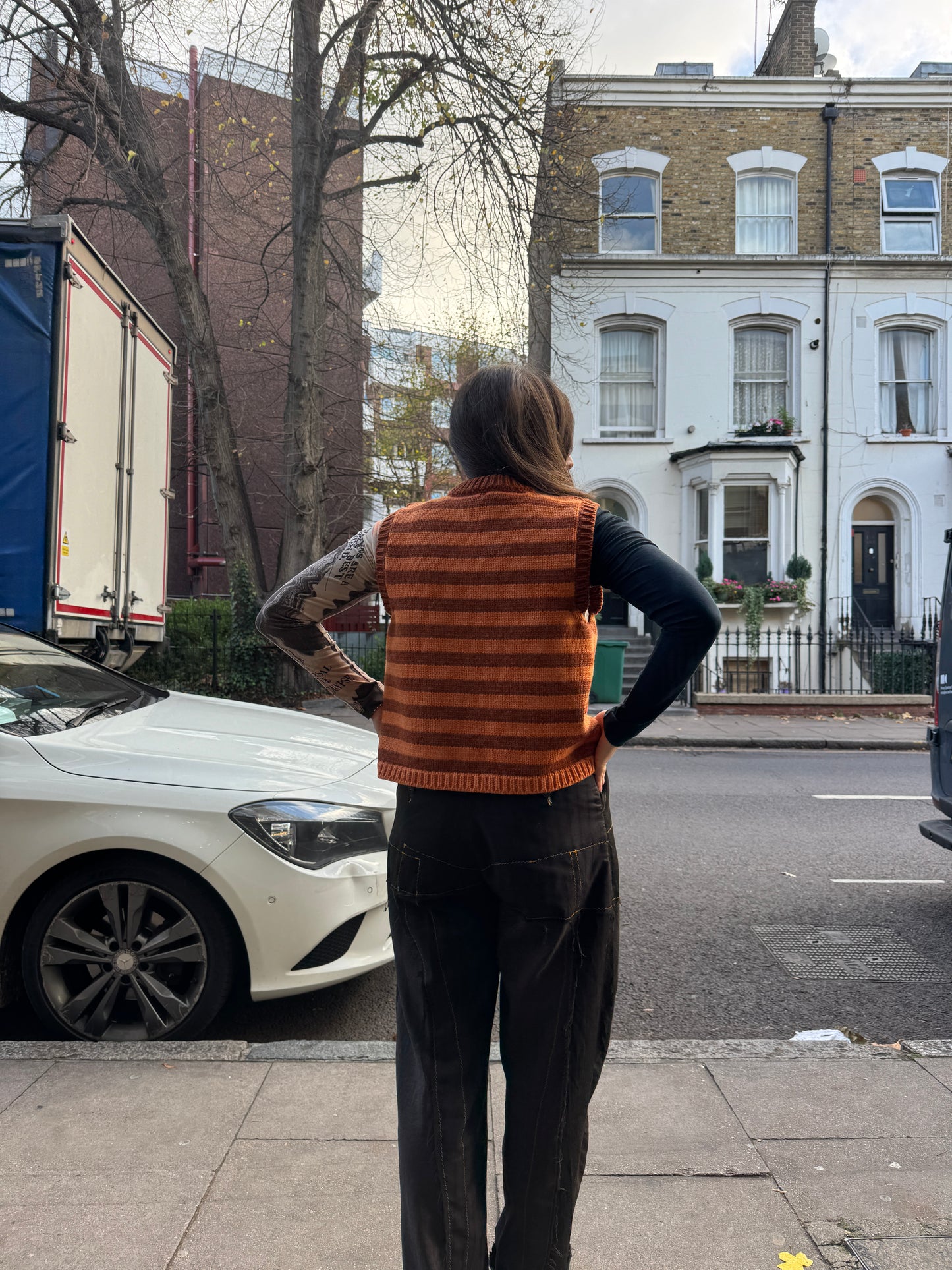 YETTON ROUND NECK VEST ORANGE STRIPE