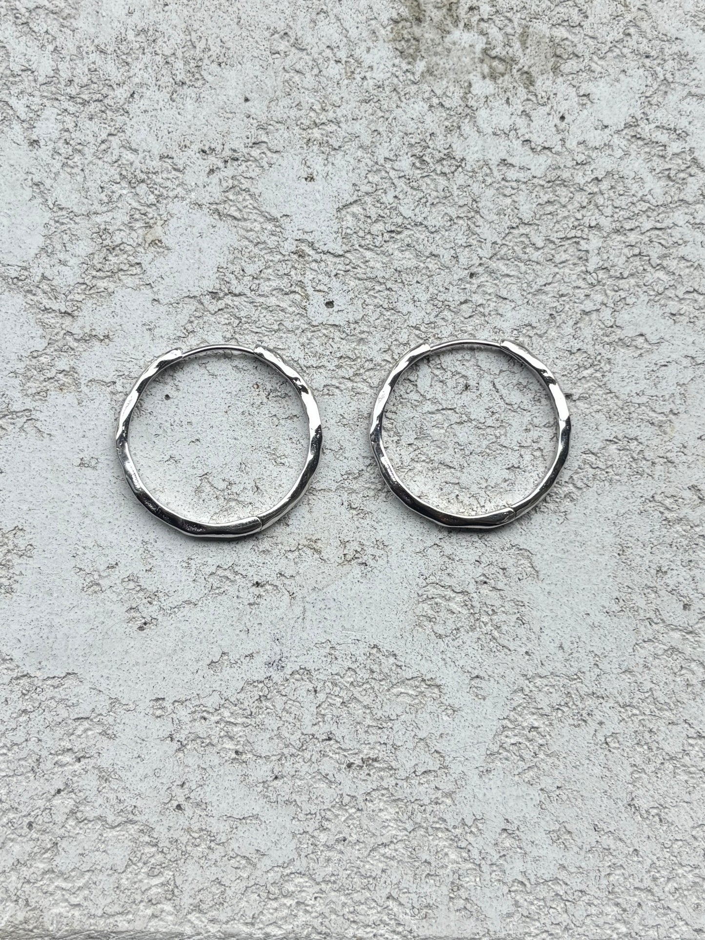 ARIYA NYLA HOOP EARRINGS SILVER