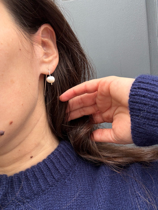 NODO THREAD PEARL EARRINGS SILVER