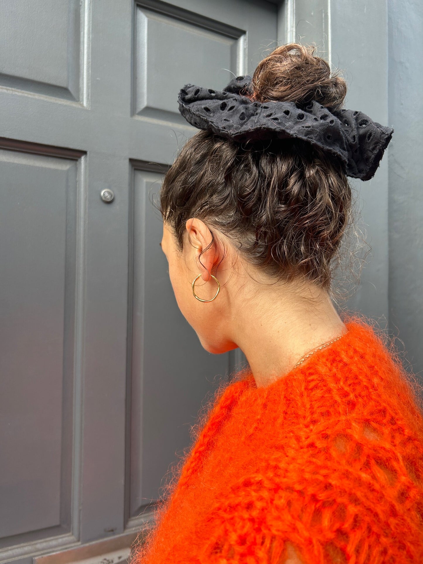 BIG BRODERIE SCRUNCHIE BLACK