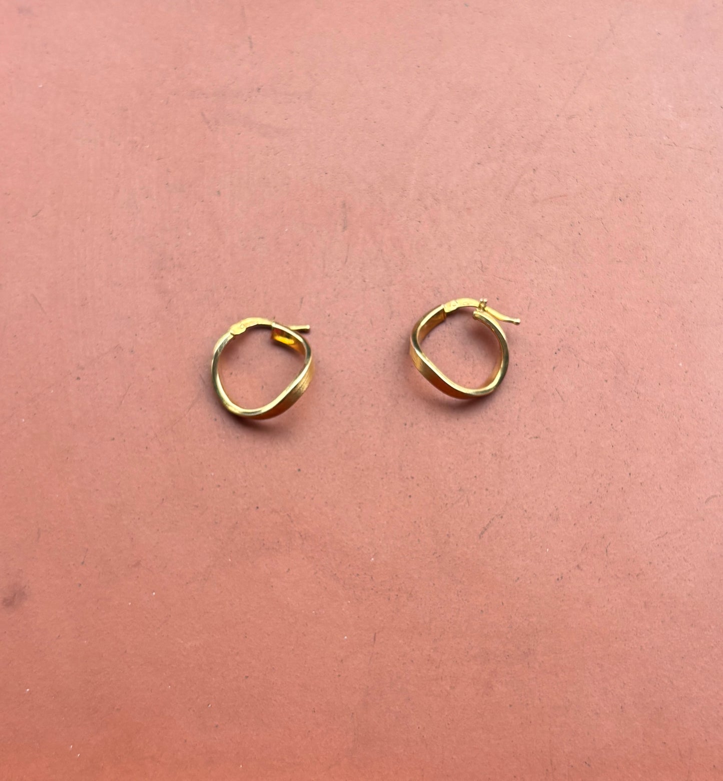 SANCROSANCT 9CT GOLD SCULPTURAL HOOP EARRINGS