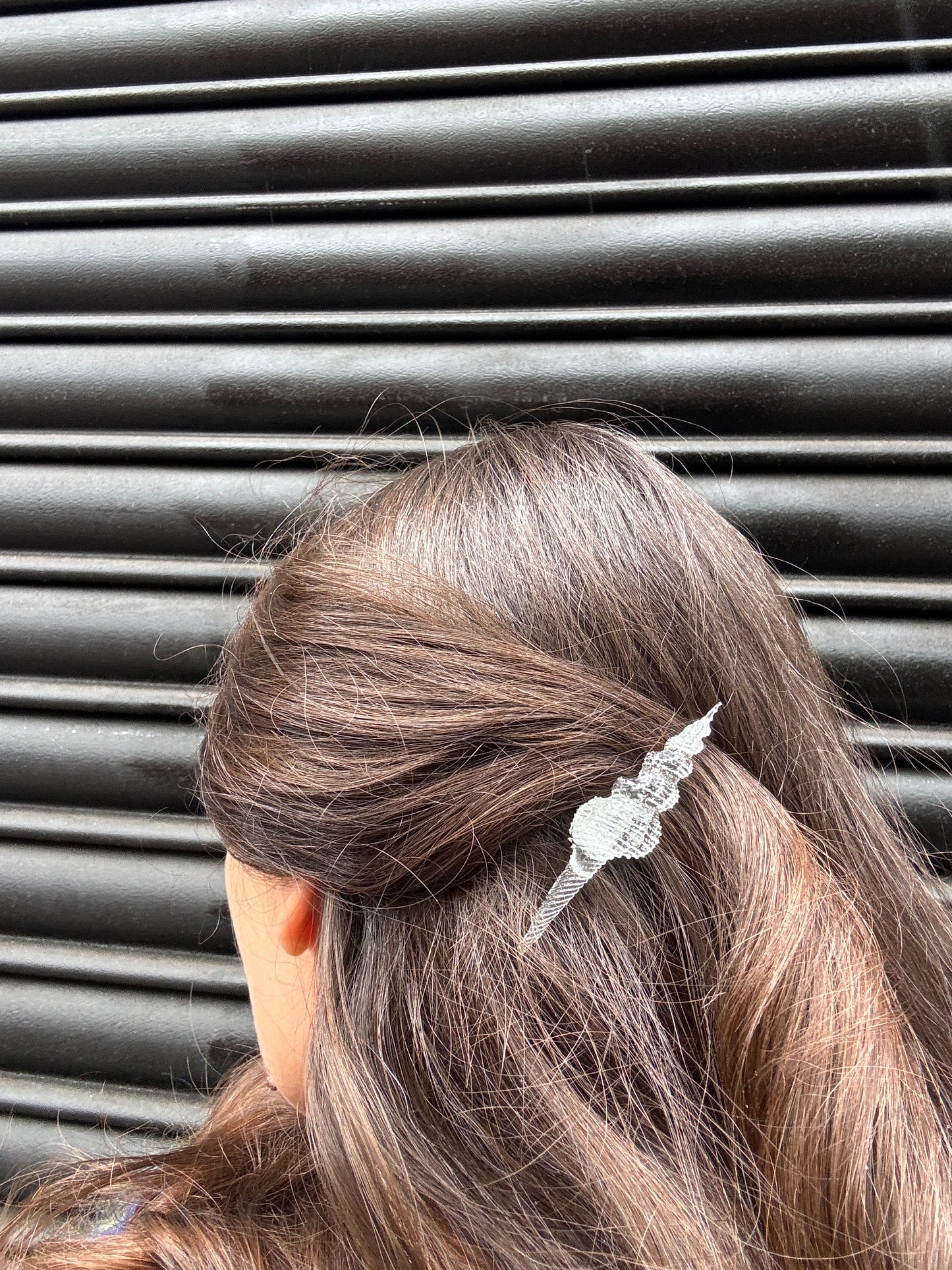 DEANNIE SPIRE SHELL HAIR CLIP