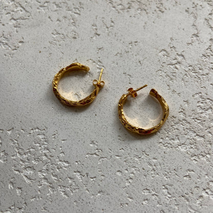 AIMOS MOLTEN HOOP EARRINGS SMALL GOLD