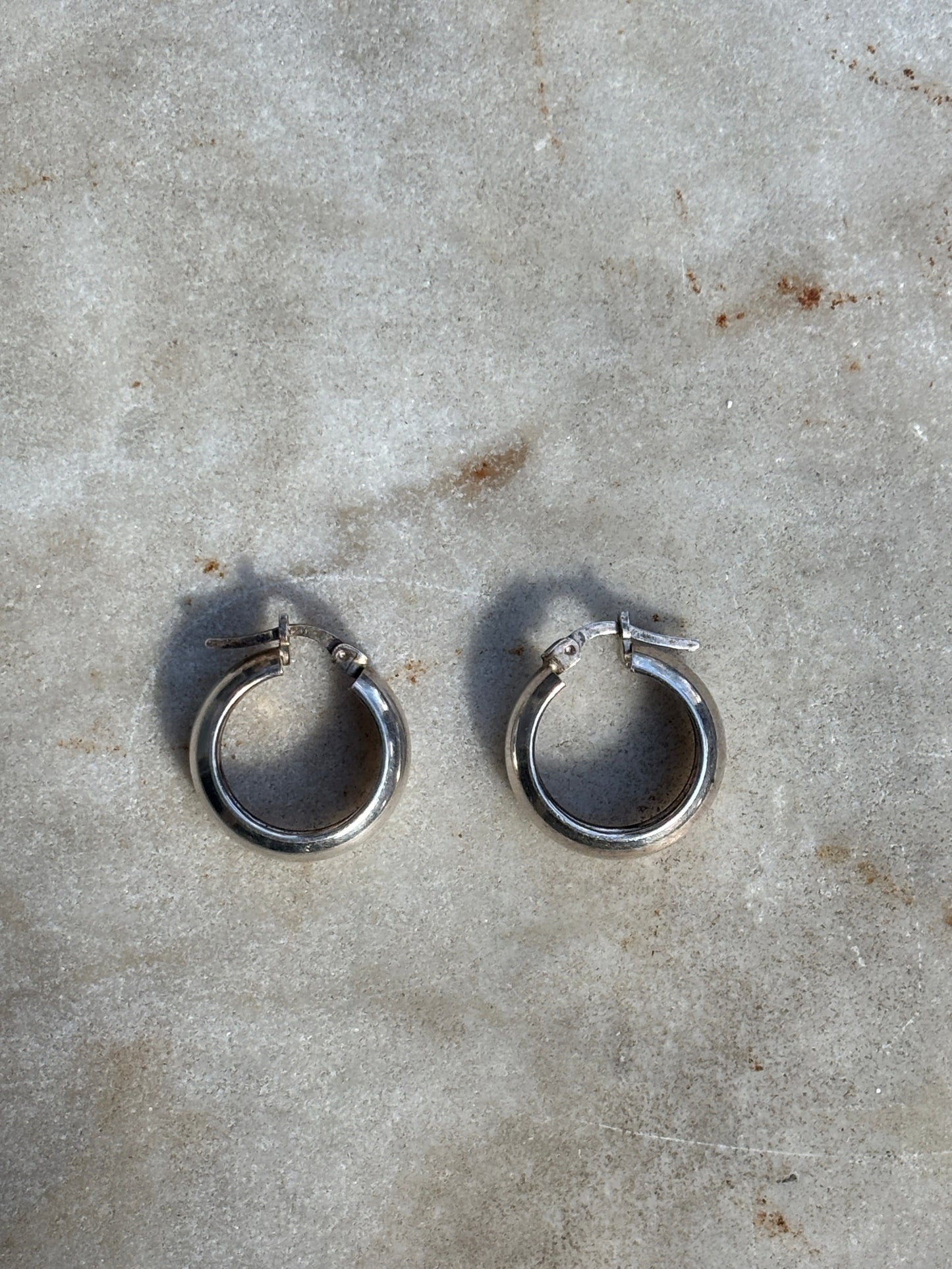 SACROSANCT SMALL CLASSIC HUGGIE HOOPS