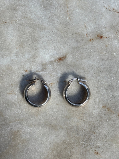 SACROSANCT SMALL CLASSIC HUGGIE HOOPS