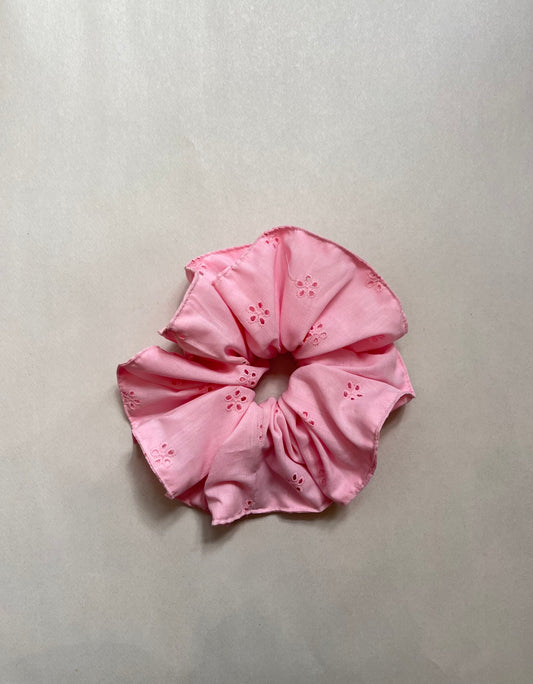 BIG BRODERIE SCRUNCHIE PINK