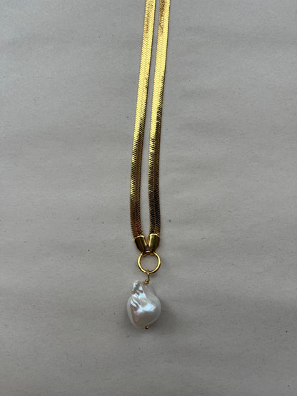 SANDRA ALEXANDRA BAROQUE PEARL AND SNAKE CHAIN NECKLACE